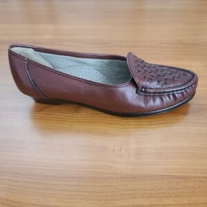 Soft Spots Brown Loafer Style Slip-On Women's Shoes Size 7 M Leather‎